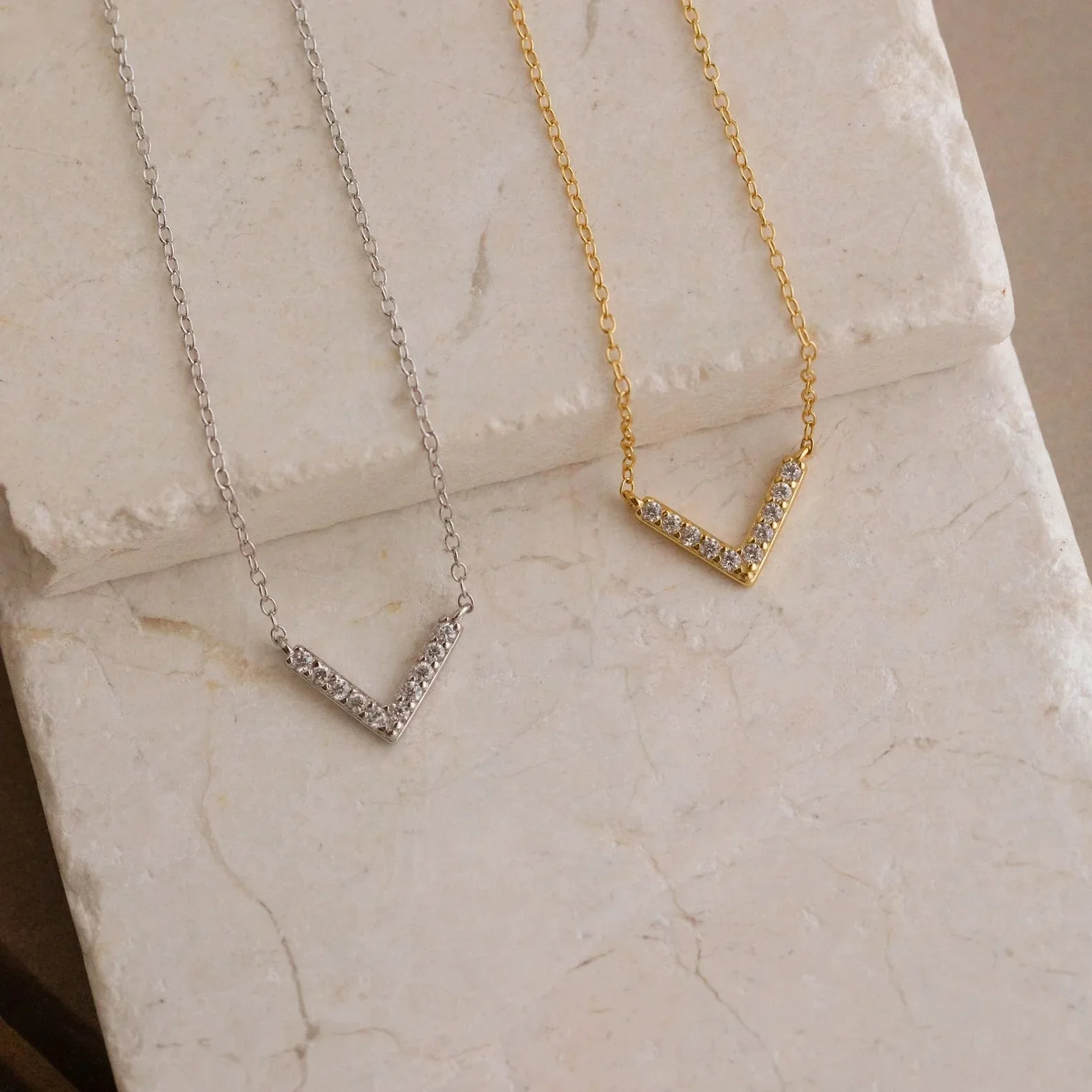 New Simple V NecklaceWomen Fas - Birth Flower Necklace recensione e prezzo