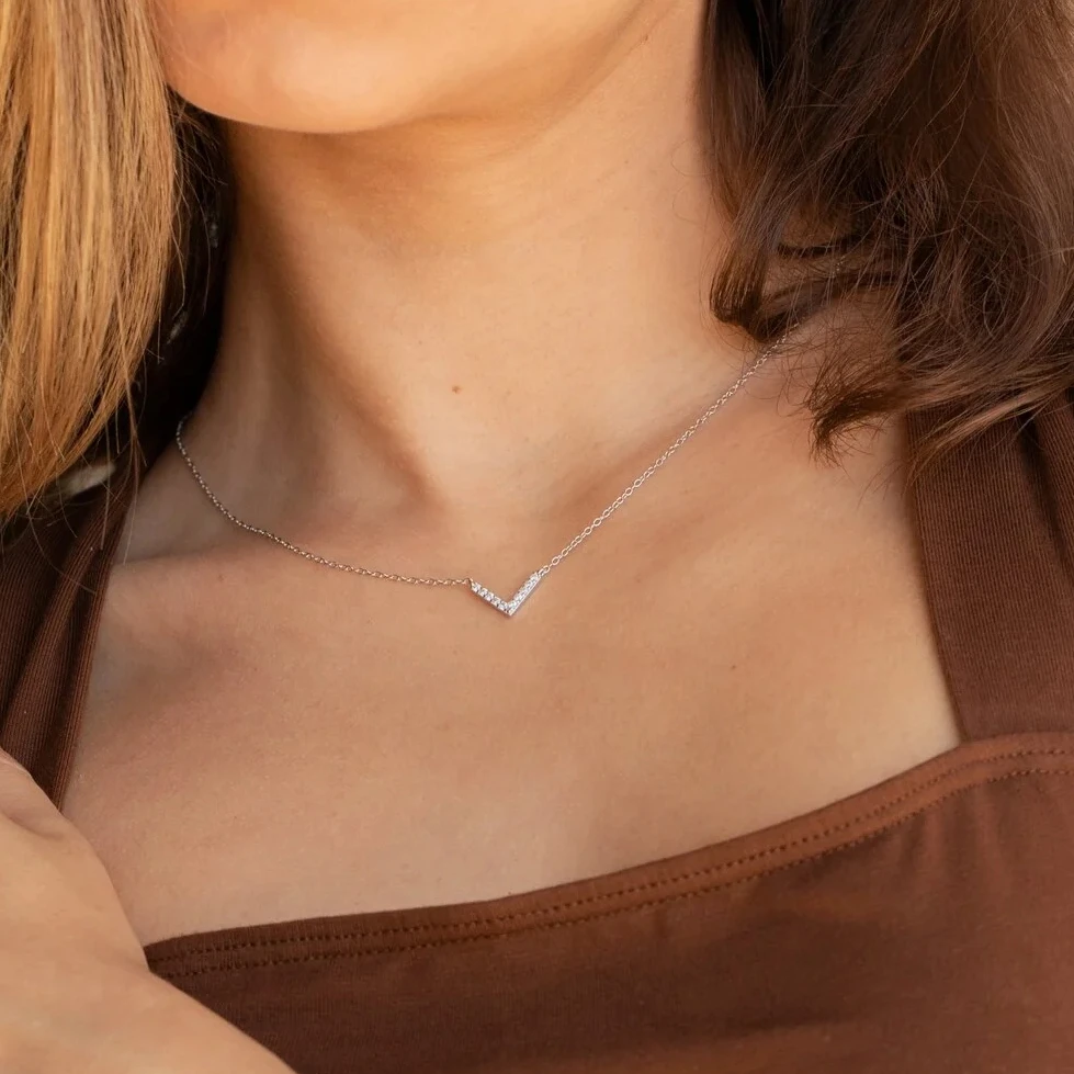 New Simple V NecklaceWomen Fas - Birth Flower Necklace recensione e prezzo